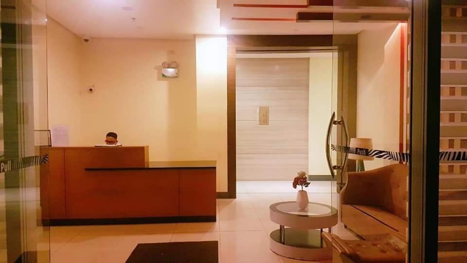 One Palm Tree Villas Condo Across Naia Terminal 3 Manilla Buitenkant foto