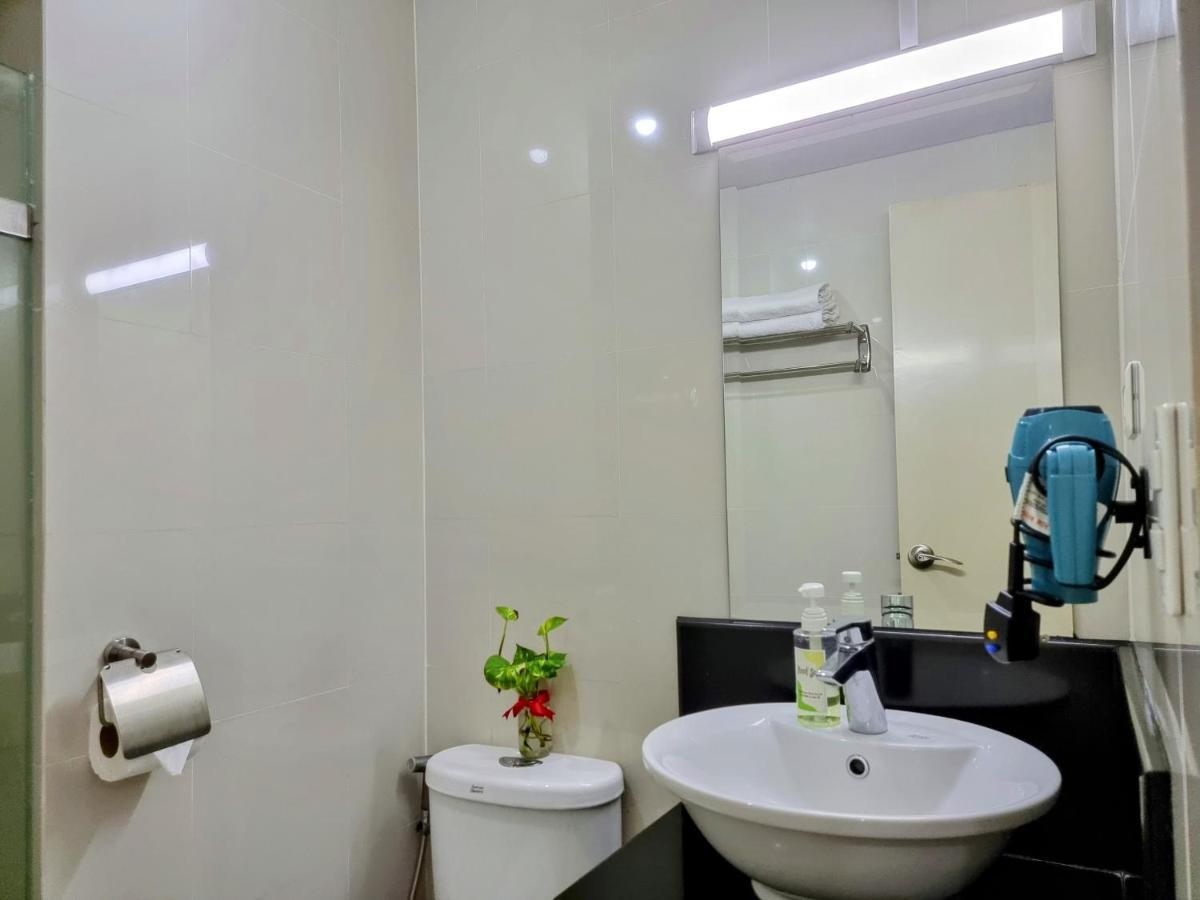 One Palm Tree Villas Condo Across Naia Terminal 3 Manilla Buitenkant foto